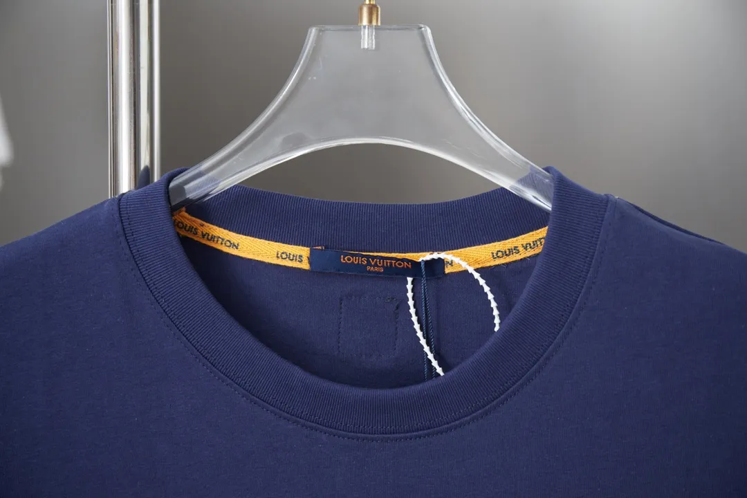 🅿️190 Louis LV 25ss early spring new short-sleeved LV letter landscape embroidered short-sleeved light luxury essential item for daily commuting for men and women Correct version Welcome to compare Detailed features · Imported Tajima machine embroidery three-dimensional embroidered LV letters ➕ Scenic area pattern · Customized new collar label on the back panel · Original main mark washed tag brand moisture-proof paper packaging Color: blue Size: S/M/L/XL